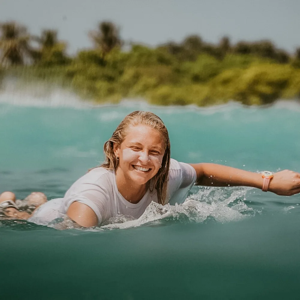 Surflehrerin Alina von Curlys Surfschule auf Sylt am paddeln