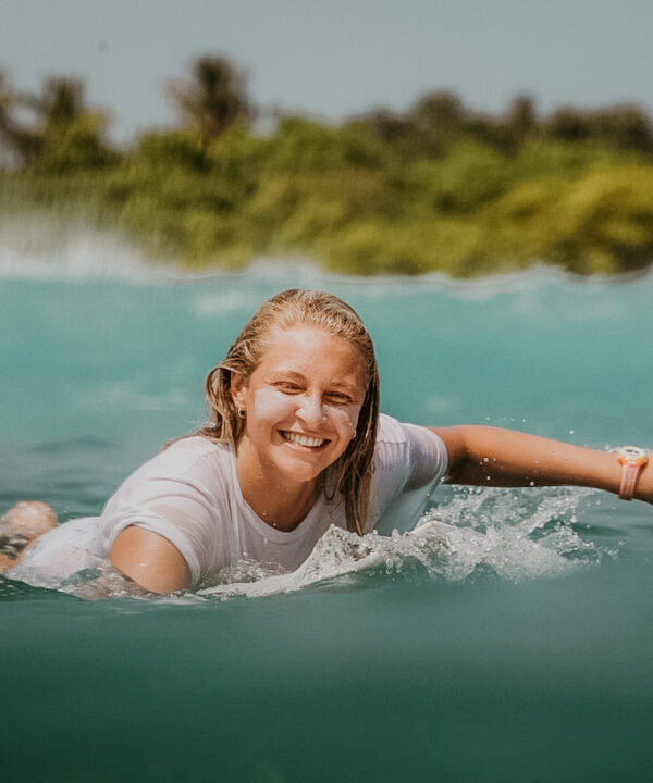 Surflehrerin Alina von Curlys Surfschule auf Sylt am paddeln