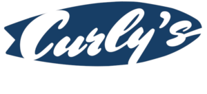 Das Logo von Curlys Surfschule auf Sylt. Ein Surfbrett mit Schriftzug.