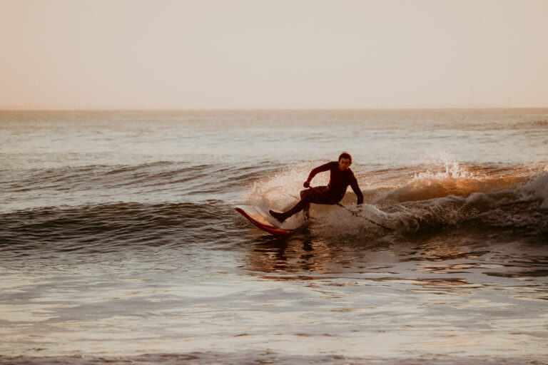 Surfer surfst Welle im SUP Kurs auf Sylt