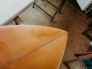 Ein Gelbes Surfbrett auf Sylt nach der Reparatur