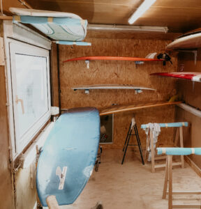 Kaputte Surfbretter liegen auf Sylt in einer Werkstatt