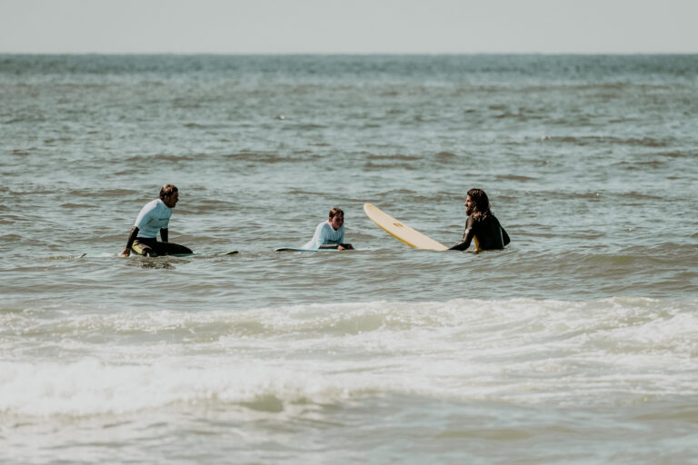 Anfänger Surfkurs auf Sylt beim Sitzen und warten auf Wellen