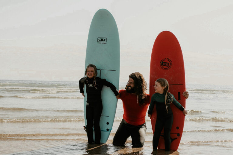Kinder nach Surfkurs auf Sylt für Gruppenfoto