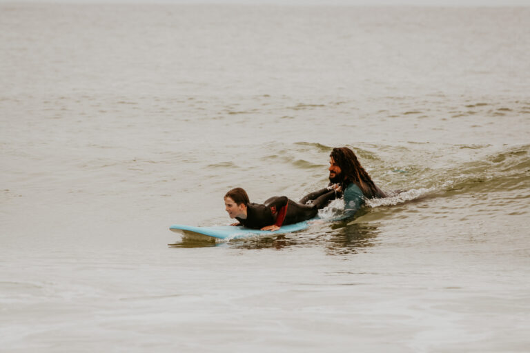 Kind im Surfkurs auf Sylt am Welle anpaddeln