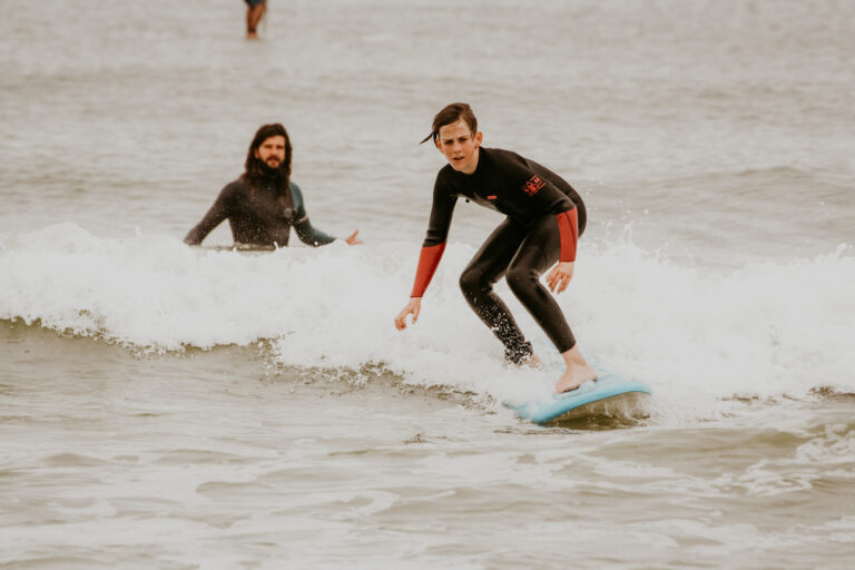 Kind im Surfkurs auf Sylt surft Welle