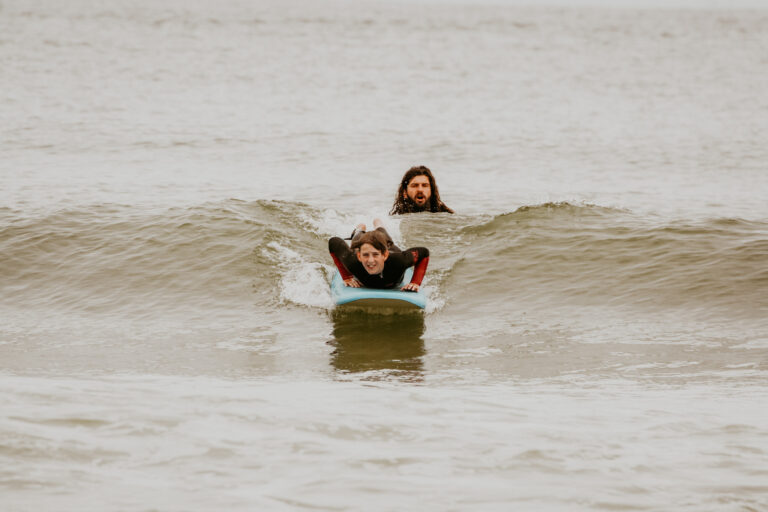 Kind im Surfkurs auf Sylt bereitet sich auf TakeOff vor